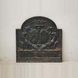 Cast iron fireback with Griffons - Reference 9312&nbsp;Width&nbsp;2' 7'' ½&nbsp;Height&nbsp;2' 8'' ¼