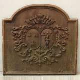 Cast iron fireback with pair of arms - Reference 9479&nbsp;Width&nbsp;4' '' ⅜&nbsp;Height&nbsp;3' 10'' ⅞
