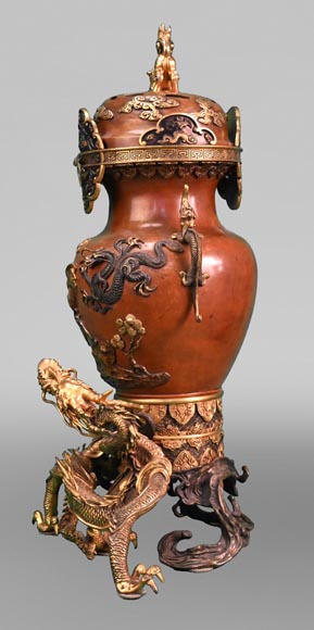 L'ESCALIER DE CRISTAL, Vase Clock with Dragon Mount, after 1885-1