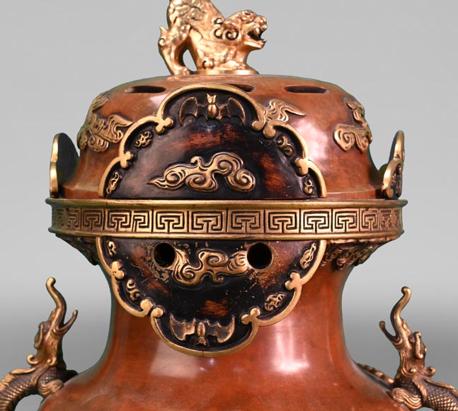 L'ESCALIER DE CRISTAL, Vase Clock with Dragon Mount, after 1885-4