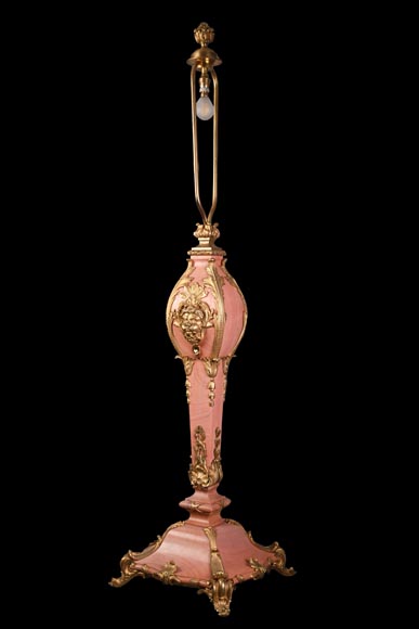 Fonderie Fumière & Co, Rococo pink marble lamp with gilded bronze masks, circa 1906-1926-1