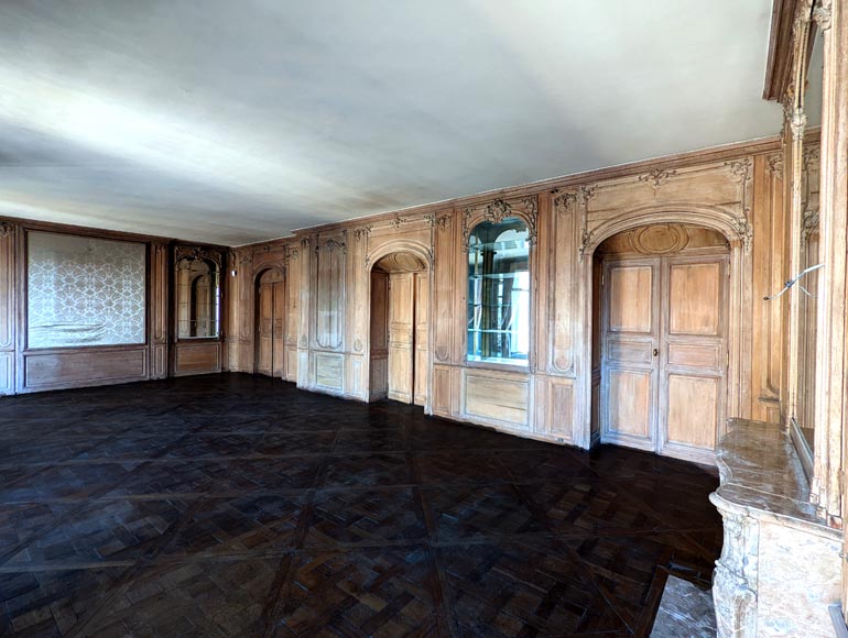 Important Louis XV-style Carved Oak Paneling-8