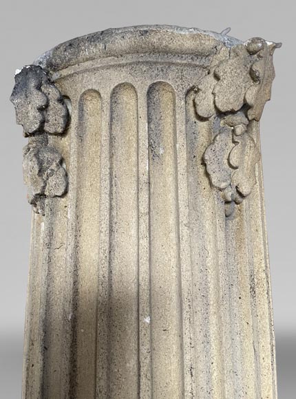 Pair of columns with oak leaves in carved wood and stucco, late 19th century-3