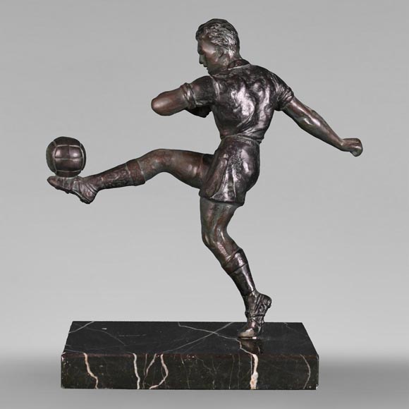“Soccer player”, statuette in patinated regula-0