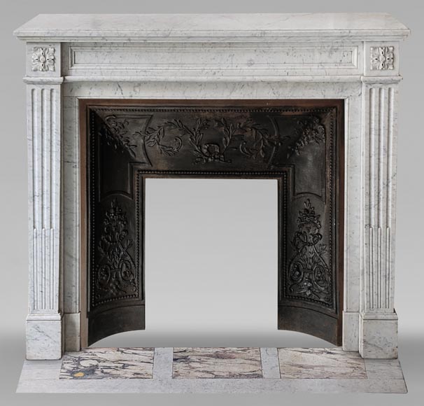 Louis XVI style mantel in Carrara marble adorned with rosettes-0