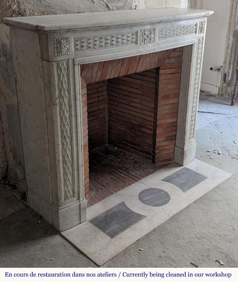 Louis XVI style mantel in Carrara marble decorated with a holly frieze-4