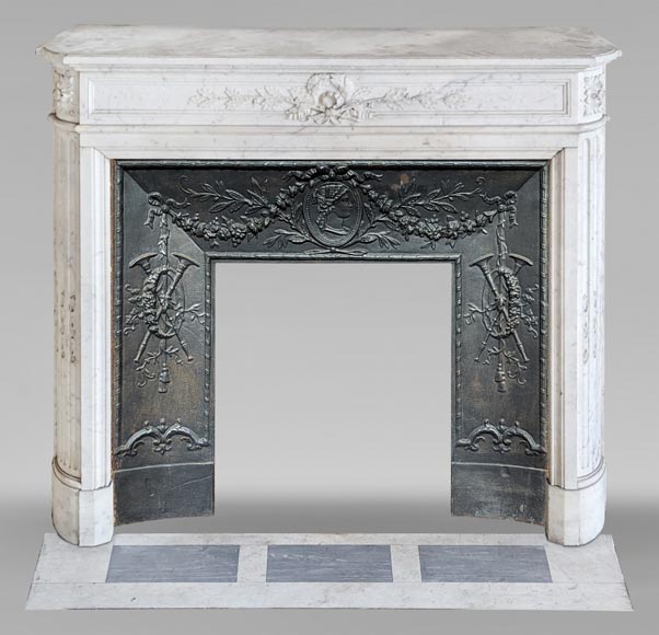 Round Louis XVI style mantel in Carrara marble adorned with a laurel wreath-0