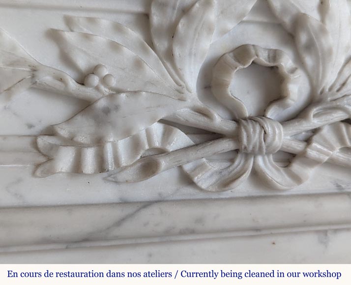 Round Louis XVI style mantel in Carrara marble adorned with a laurel wreath-5