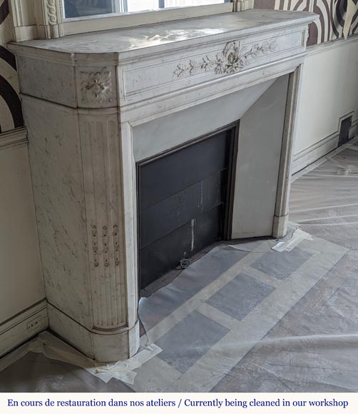 Round Louis XVI style mantel in Carrara marble adorned with a laurel wreath-6