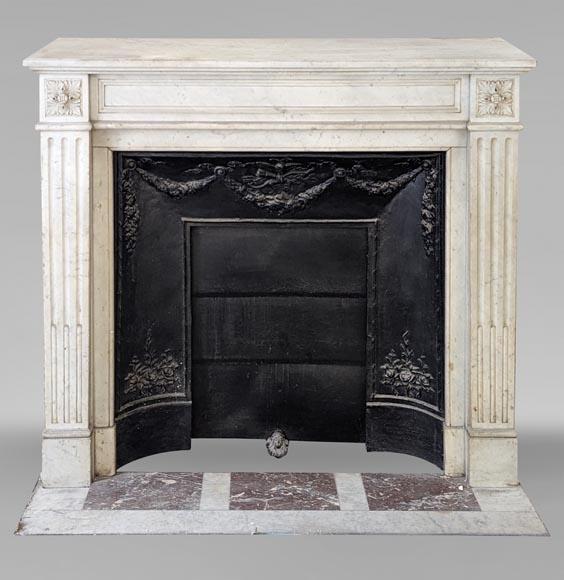 Louis XVI style mantel in Carrara marble adorned with rosettes-0