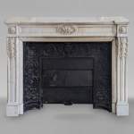 Louis XVI style mantel in Carrara marble adorned with an acanthus leaf