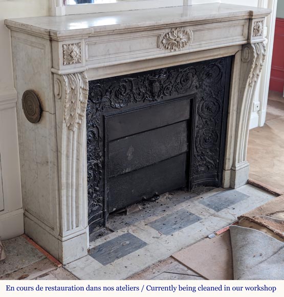 Louis XVI style mantel in Carrara marble adorned with an acanthus leaf-3