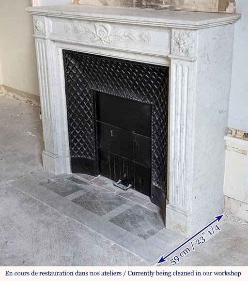 Louis XVI style mantel in Carrara marble adorned with a laurel wreath-6