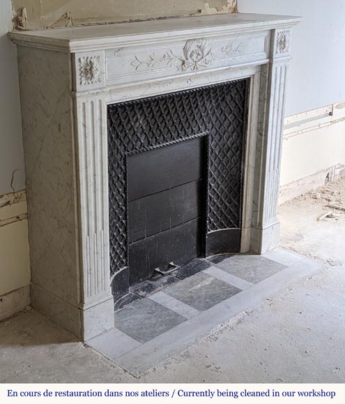 Louis XVI style mantel in Carrara marble adorned with a laurel wreath-3