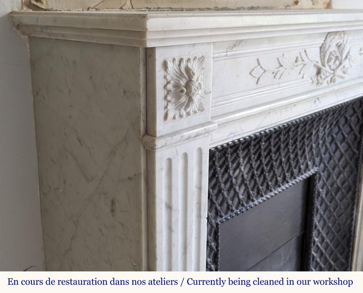 Louis XVI style mantel in Carrara marble adorned with a laurel wreath-5